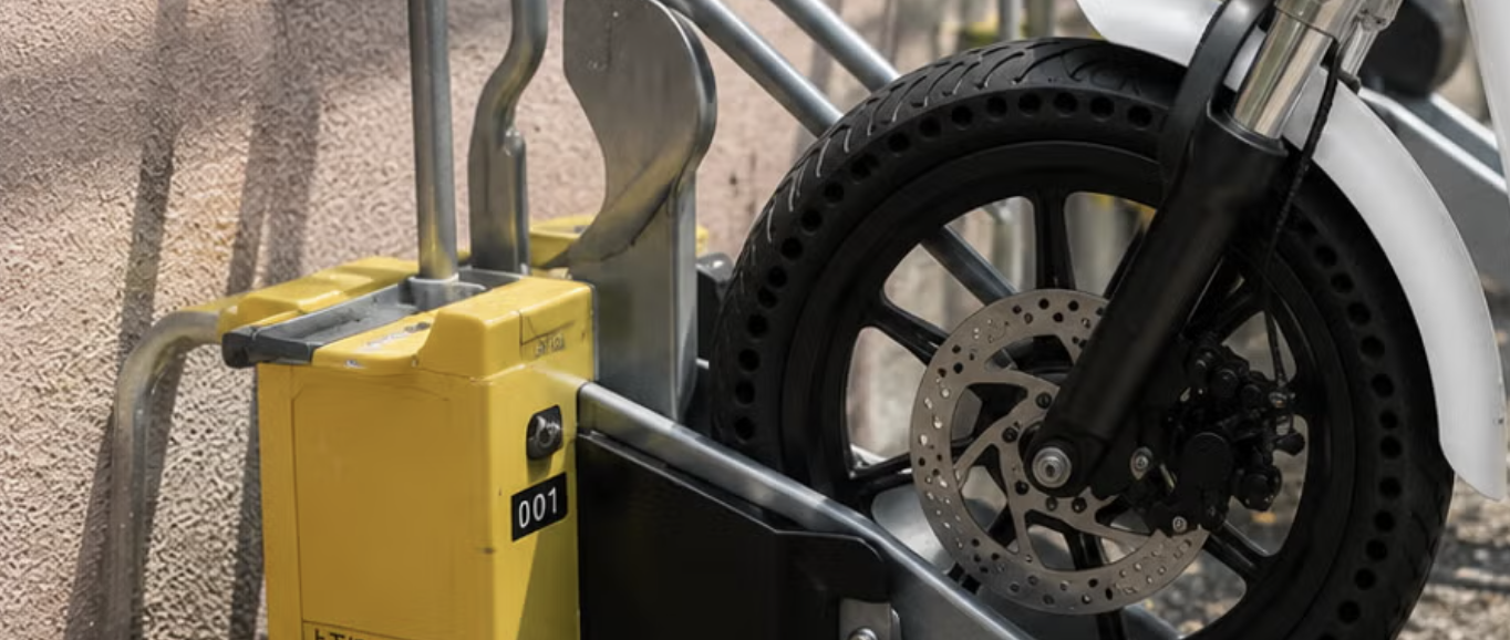自転車用駐輪ラックに駐輪するEcoSlide Pro